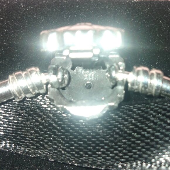 Pandora Moments Sparkling Snowflake Clasp Bangle - Picture 7 of 8